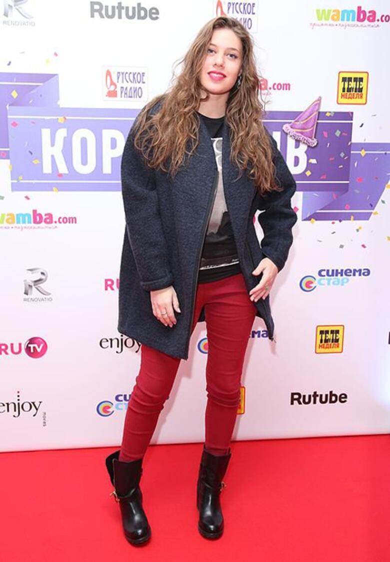 Певица Лоя.