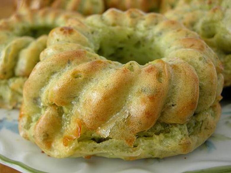 Сырные кексы из творога с зеленью и чесноком.