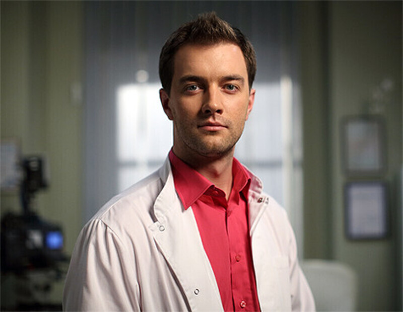 Роль гинеколога героини Екатерины Волковой сыграл настоящий муж актрисы Андрей Карпов. Фото: материалы пресс-служб.