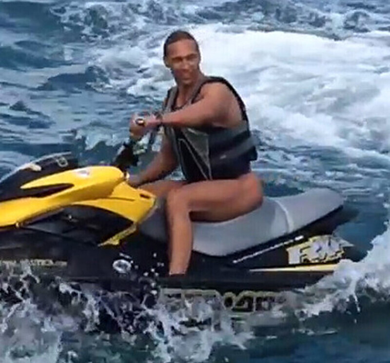 Наташа Королева показала фото мужа на водном скутере. Фото: Instagram.com/natellanatella.