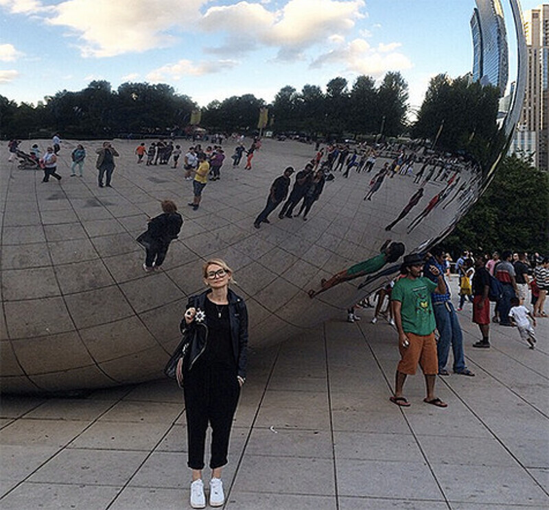 Эвелина Хромченко на фоне скульптуры Cloud Gate. Фото: Facebook.com/evelina.khromtchenko.
