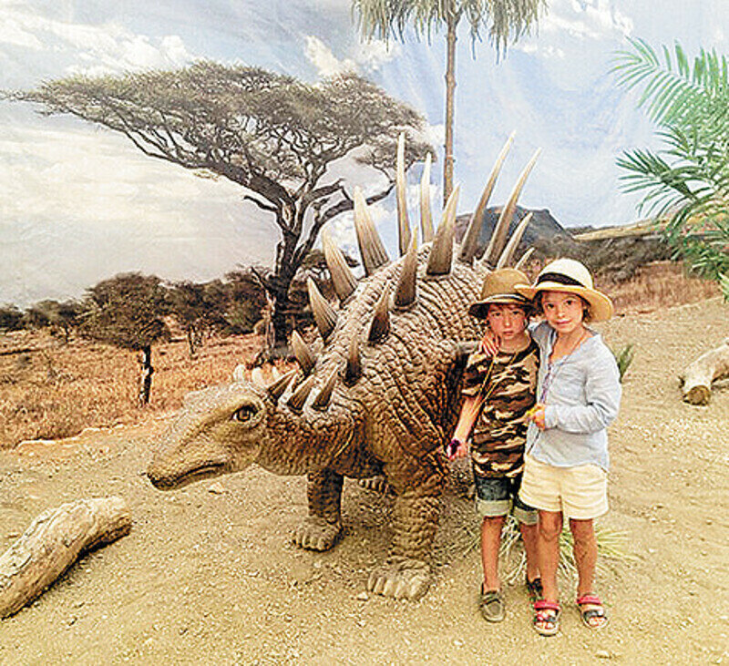 «Недавно мы ездили в морской зоопарк, — говорит Регина. — Там есть специальная программа близкого контакта с животными. Детки играли с морским львом, кормили и гладили пингвинов, держали паука тарантула в руке». Фото: материалы пресс-служб.