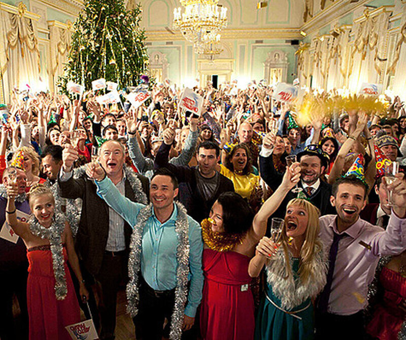 В съемках сцены Нового года снялись 500 непрофессиональных актеров. Фото: материалы пресс-служб.