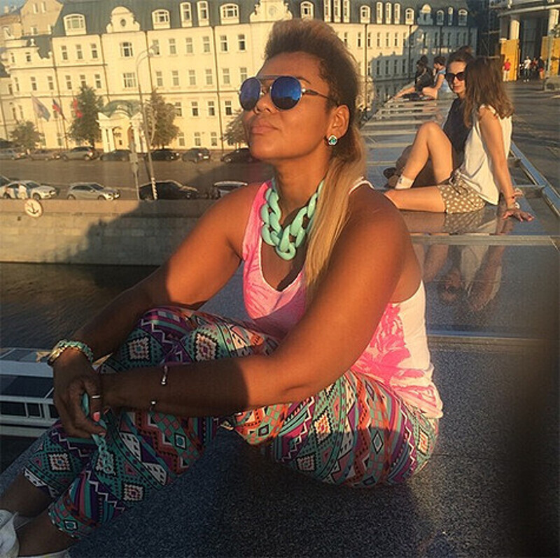 Корнелия Манго заказывает в «Макдоналдс» кофе. Фото: Instagram.com/korneliamango.