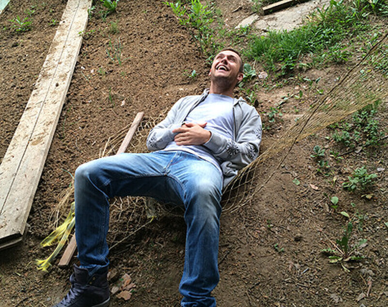 Гамак не выдержал веса певца... Фото: Майя Гвилава.