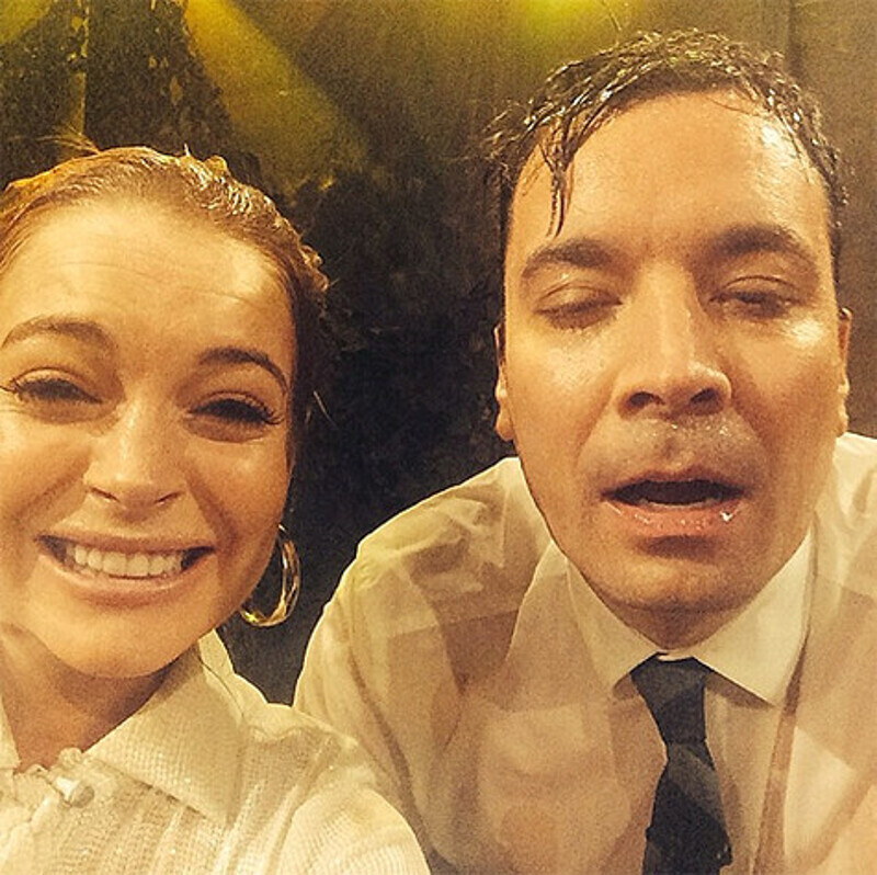 Джимми Фэллон и Линдсей Лохан после шуточных конкурсов, которые стали традицией вечернего шоу. Фото: Instagram.com/fallontonight.