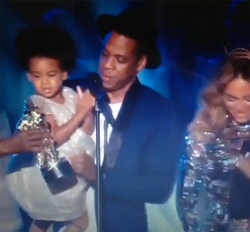 Это платье маленькой Блу Айви вызвало настоящий ажиотаж. Фото: Instagram.com/beyonce.