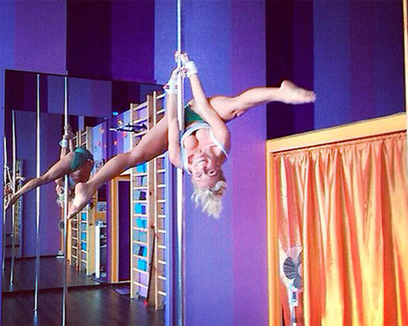 Кате Гордон уже удаются довольно сложные элементы танца у шеста. Фото: instagram.com/katyagordon.