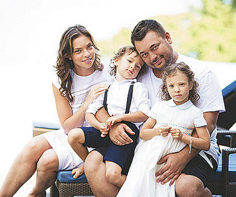 Слабость Регины — шопинг, поэтому вместе с Никой и Энджелом они посетили множество магазинчиков детской одежды, сделанной вручную. Фото: материалы пресс-служб.