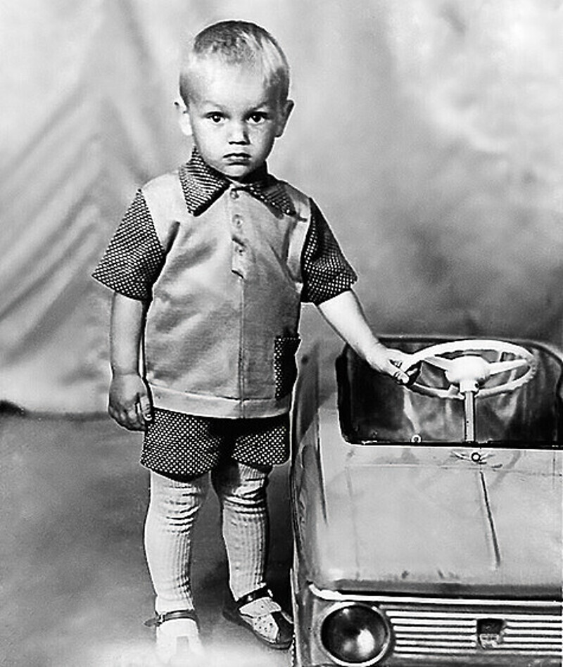 С детства маленького Захара приучали к труду. Первым местом его работы стал хлебобулочный магазин, где он подрабатывал грузчиком. Фото: личный архив Захара Прилепина.