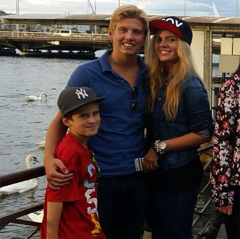 «Я была единственным ребенком в семье, кто воспринял известие о свадьбе в штыки. Я боялась, что Иосиф отберет у нас маму». С братьями. Фото: Instagram.com/anna_shulgina.