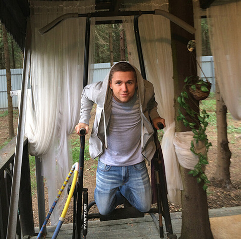 Даже на даче певец не забывает тренироваться. Фото: Майя Гвилава.