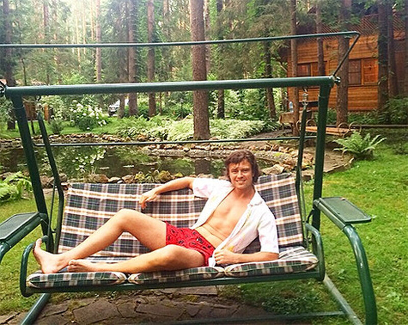 Прохор Шаляпин ест «Биг Тейсти» вилкой Фото: Instagram.com/p_shalyapin.