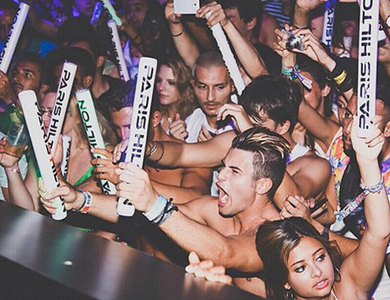 Среди отдыхающих на Ибице вечеринки Пэрис Хилтон пользуются огромным спросом. Фото: Instagram.com