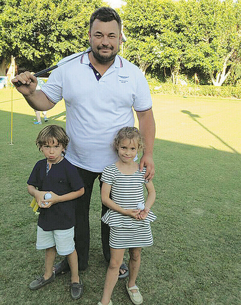 «Рядом с нашим домом есть большие гольф-поля, и на них есть детский участок. Упустить возможность показать Нике и Энджелу, что это за вид спорта, я не мог, — признался Сергей. — До этого я играл в гольф всего пару раз, а дети вообще были впервые на поле. 