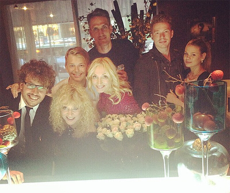 Посмотреть новое кино собрались все: Алла Пугачева и Максим Галкин, Кристина Орбакайте и Михаил Земцов, средний сын Кристины Дени Байсаров, Никита Пресняков и Алена Краснова. Не было только маленькой Клавдии. Фото: Instagram.com/orbakaite_k.