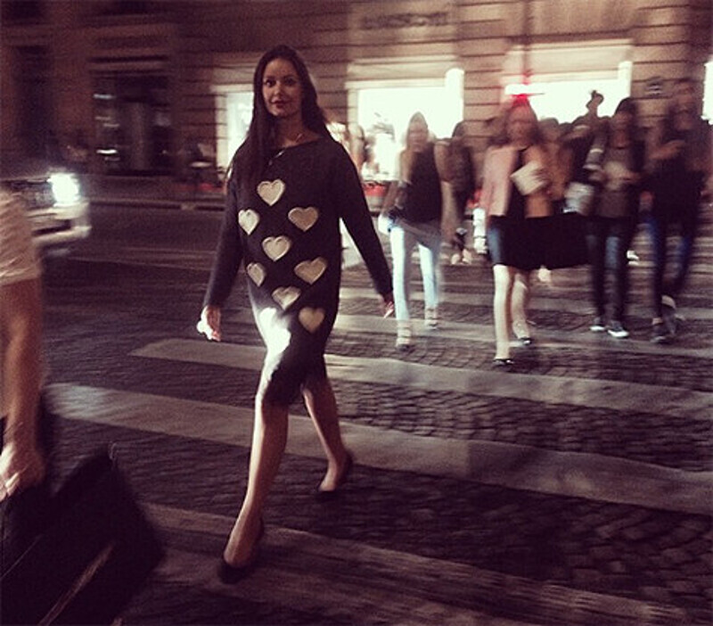 Больше всего читательниц странички Оксаны Федоровой смутил этот снимок. Телеведущая выбрала платье очень свободного кроя. Фото: Instagram.com/fedorovaoksana.