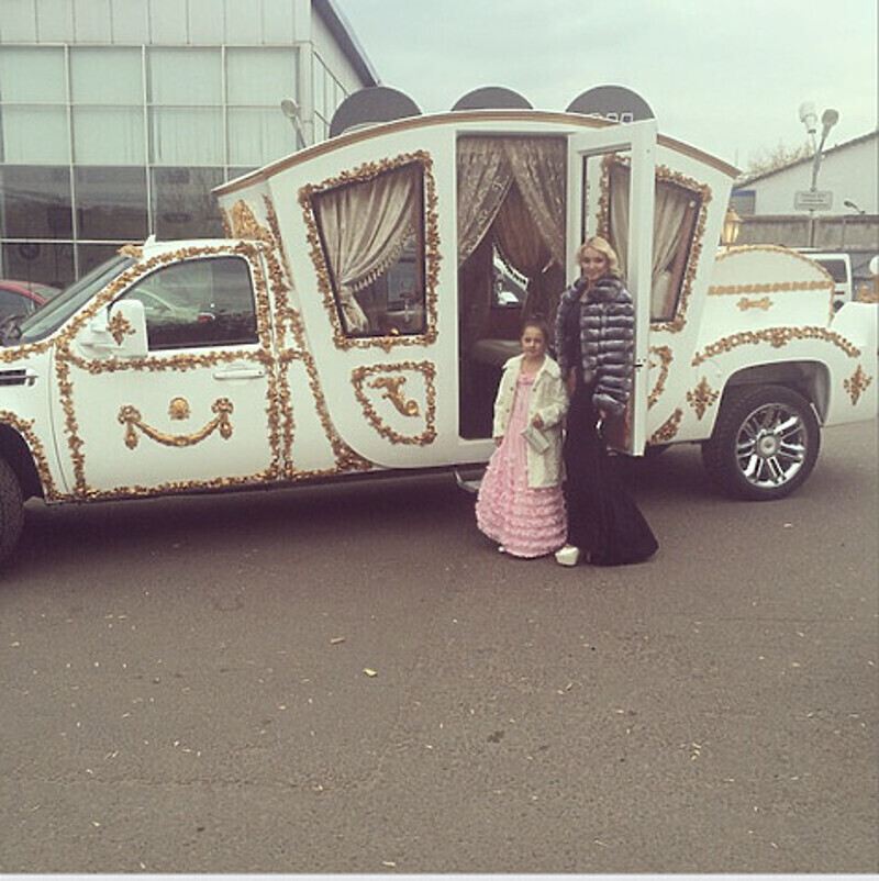 В свой день рождения дочь Волочковой почувствовала себя настоящей принцессой. Фото: Instagram.com/volochkova_art.