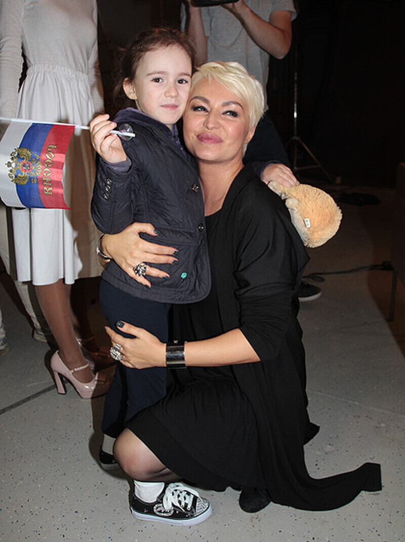 На съемки клипа приехала дочь кати Лель Эмилия.