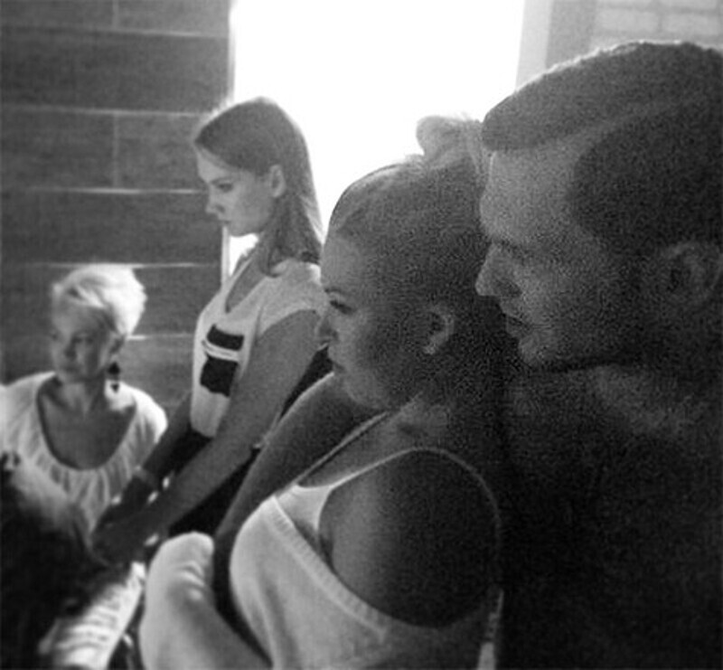 По мнению поклонников, просто друг, как до этого позиционировала Дубцова Руденко, обнимать так не может. Фанаты уверены, что артисты влюблены друг в друга. Фото: Instagram.com/dubtsova_official.