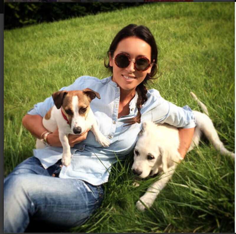 «Бонька, конечно, немного приревновала, но уверенна - скоро они с Голдиком станут «Best Friends Forever», - подписала певица этот снимок. Фото: Instagram.com/alsou_a.