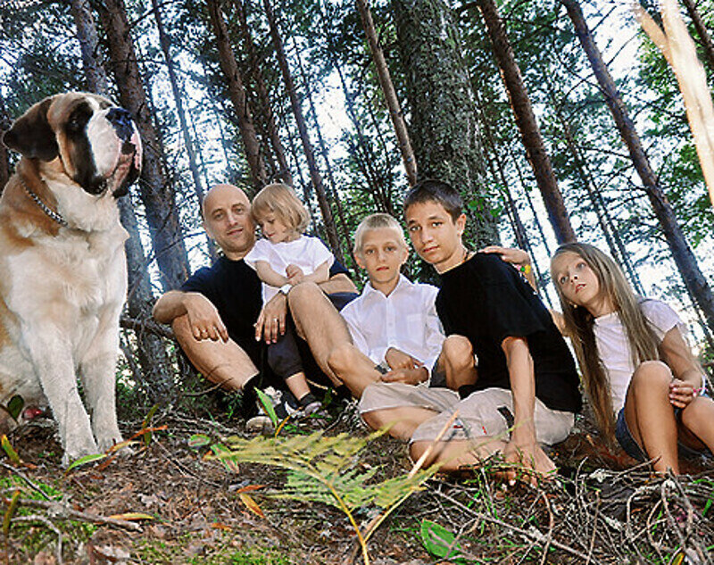 «Сидеть на берегу с друзьями, пить пиво и чтобы дети вокруг бегали голопузые, собака большая Шмель, – все это гораздо приятнее, чем писательство». Фото: личный архив Захара Прилепина.