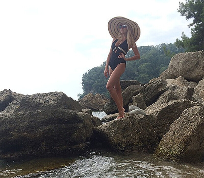 Изделие от Chanel — беспроигрышный выбор... Если вы не боитесь встретить на пляже девушек в чем-то подобном. Фото: Instagram.com/rudkovskayaofficial.