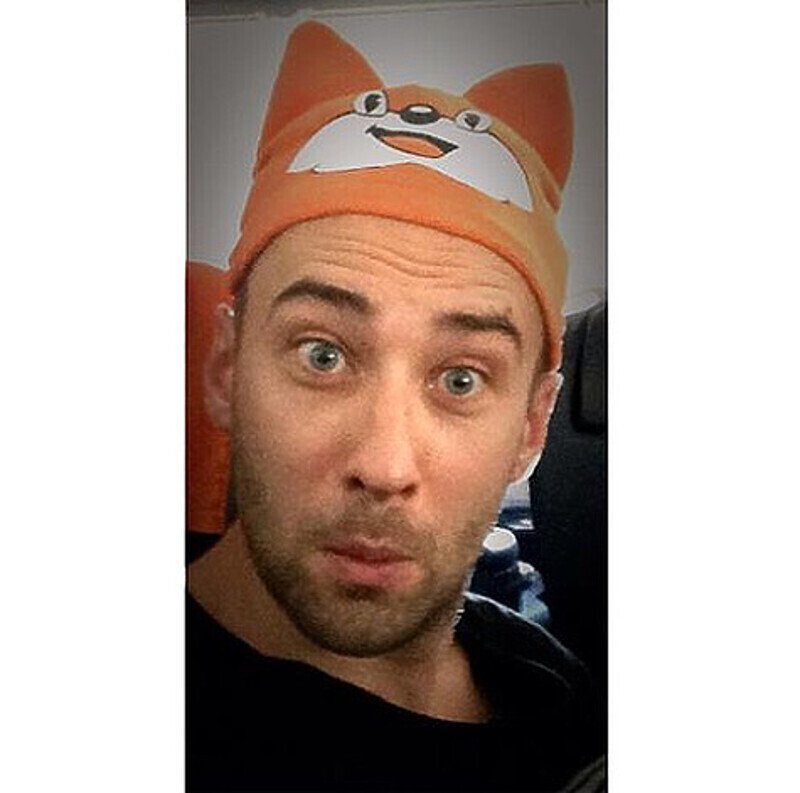 Дмитрий Шепелев специально надел эту забавную шапочку, чтобы развлекать сына Платона в дороге. Фото: Instagram.com/dmitryshepelev.