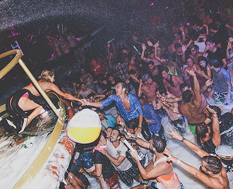 Во время своего ди-джейского сета Пэрис Хилтон никогда не отказывает фанатам в рукопожатиях и автографах. Фото: Instagram.com