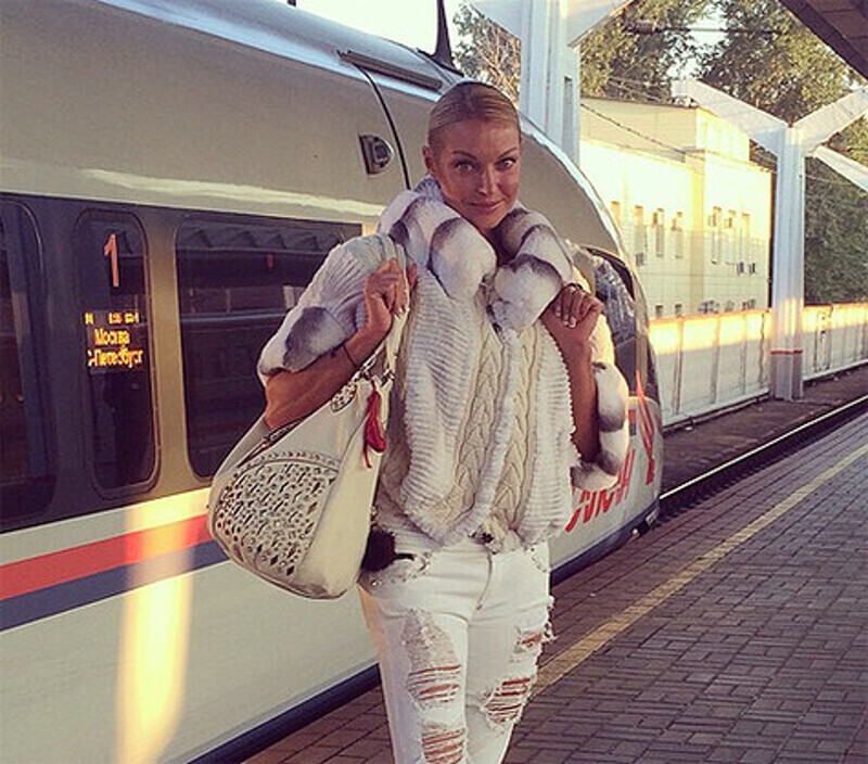 «Я в Питер на денек», - подписала этот снимок Волочкова. Фото: Instagram.com/volochkova_art.