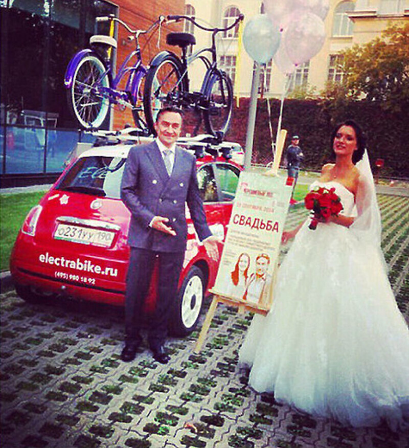 На свадьбе участника «Квартета И» Камиля Ларина не обошлось без шуток и милых поздравлений. Фото: Facebook.com.