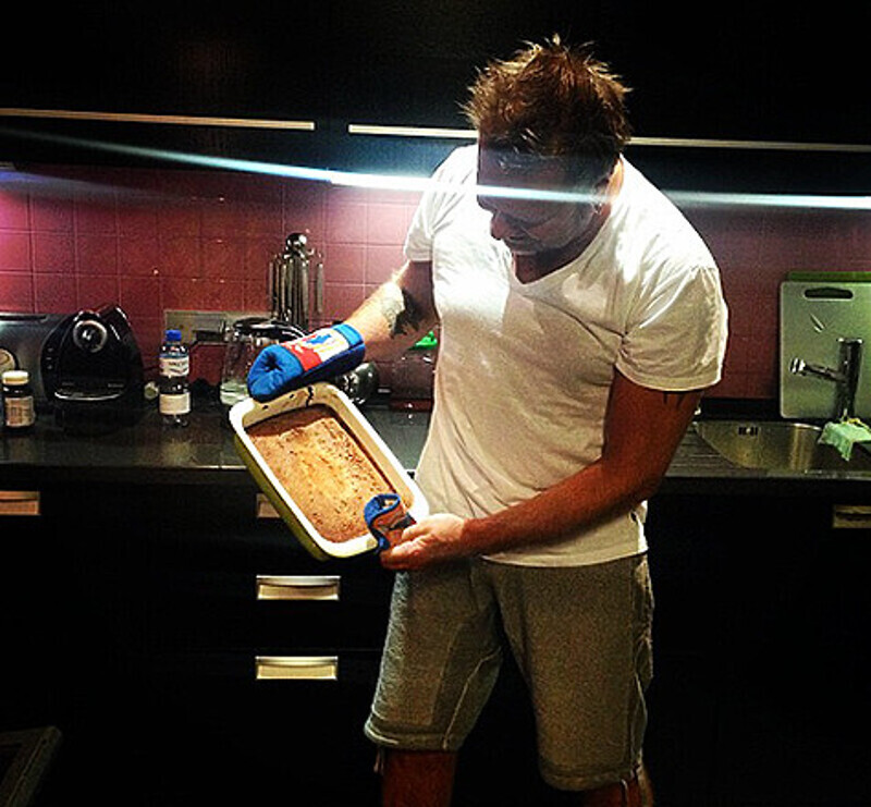 Владимир Пресняков сильно удивился, что сумел испечь манник. Фото: Instagram.com/nataliapodolskaya.