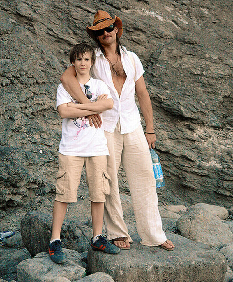 Дмитрий легко нашел общий язык с сыном Юли Данилом. Их объединила страсть к музыке и путешествиям. Фото: личный архив Дмитрия Миллера и Юлии Деллос.