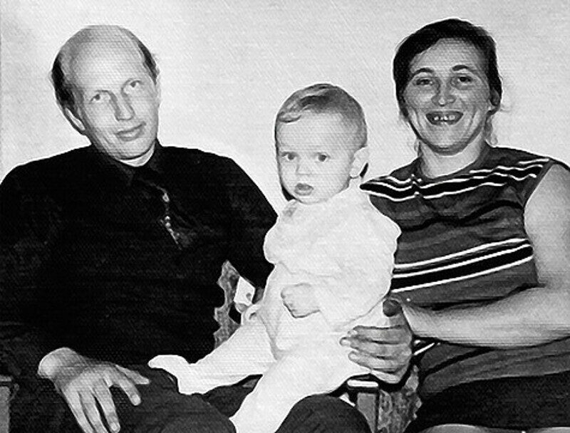 Будущий писатель с родителями. Отец, Николай Семенович, преподавал историю в школе. Мама, Татьяна Николаевна, была медсестрой. Фото: личный архив Захара Прилепина.