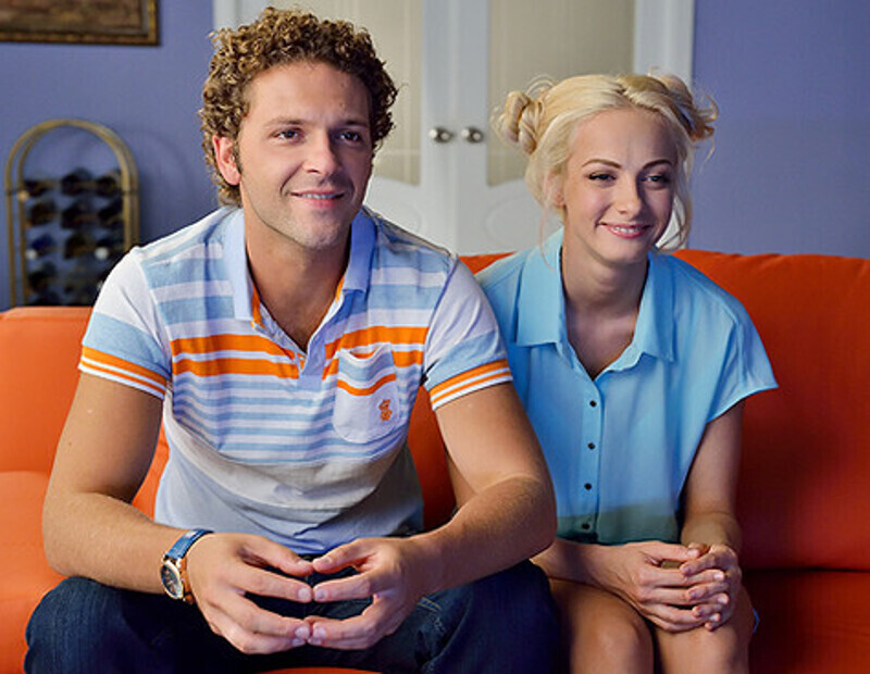 В комедии «Помню – не помню!» Полине Максимовой пришлось вживаться в образ скромной девушки Алены, которая работает в библиотеке. Фото: материалы пресс-служб.