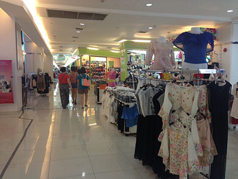 По местным торговым центрам можно бродить неделями...