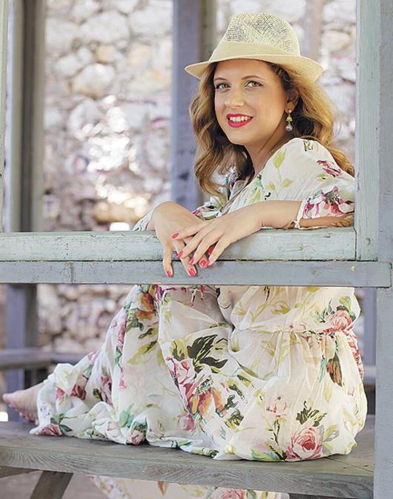 Анастасия Денисова в мамином платье. Фото: материалы пресс-служб. 