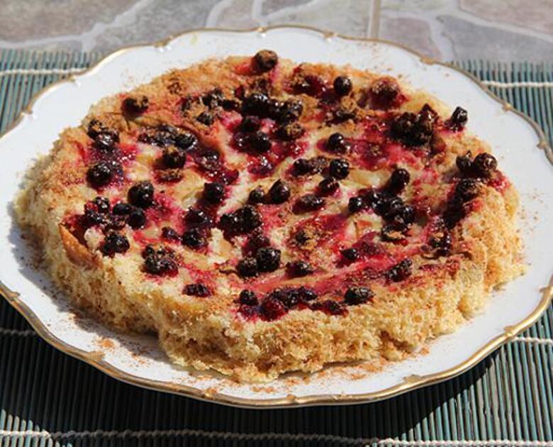 Шарлотка с яблоками, приготовленная в микроволновой печи.