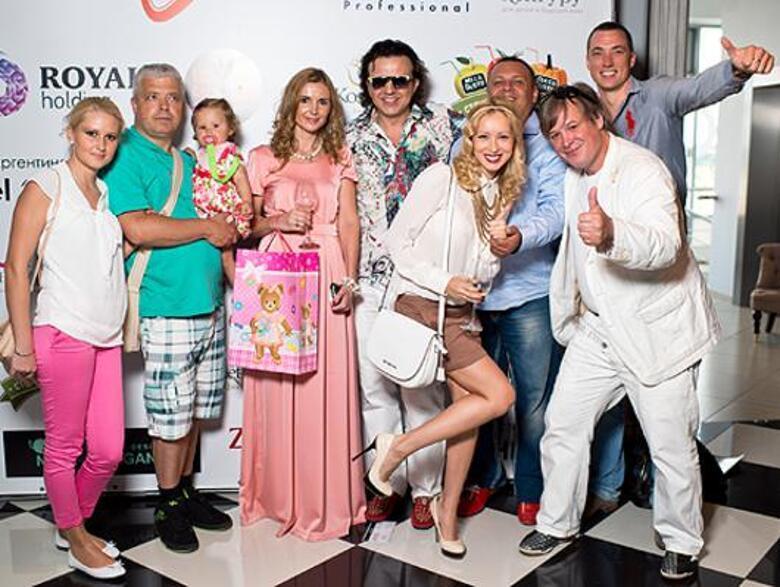 Рома Жуков и другие звезды испекли пиццу-рекордсменку.