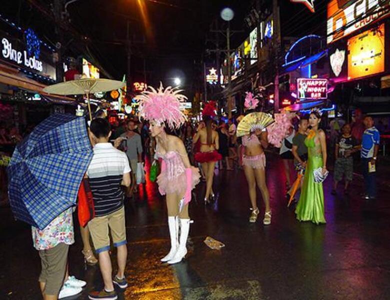 На Бангла-роуд, самой шумной и развратной улице Пхукета, буквально на каждом углу тебя зазывают на шоу.