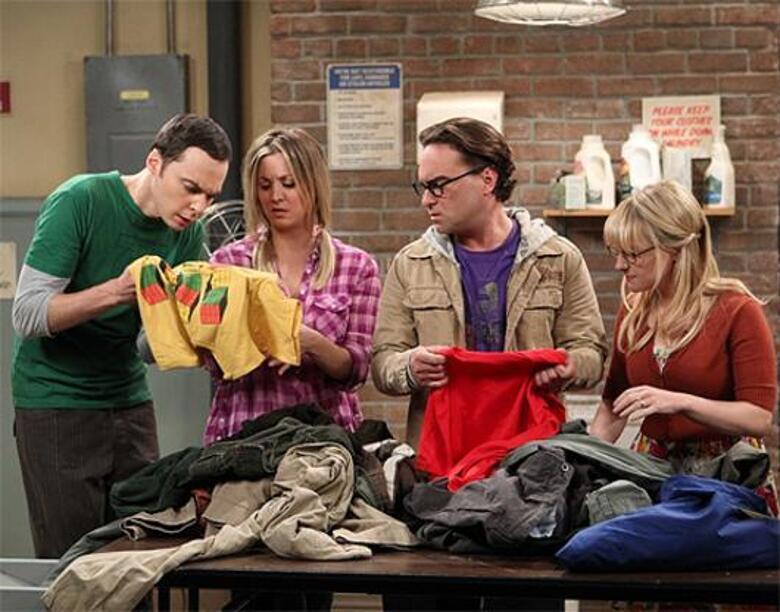 Главные герои ситкома «Теория большого взрыва». Кадр из сериала.