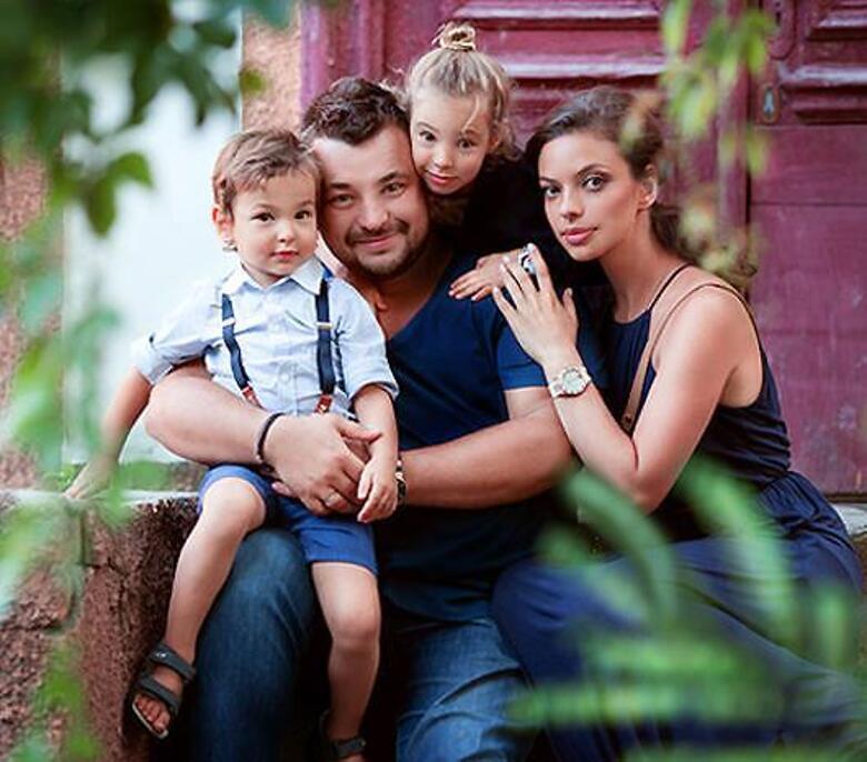 Сергей Жуков с женой и детьми. Фото: личный архив артиста.