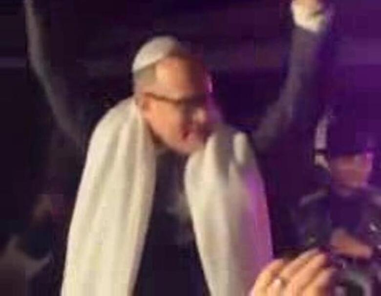 Том Хэнкс на свадьбе. Кадр из видео Джастина Бибера.