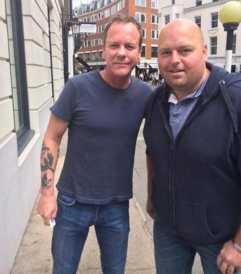Кифер Сазерленд с владельцем одного из пабов. Фото: Facebook.com/Kiefer Sutherland-Monkief.