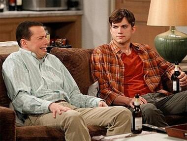 Алан Харпер (Джон Крайер) и Уолден Шмидт (Эштон Катчер). Фото: www.cbs.com.