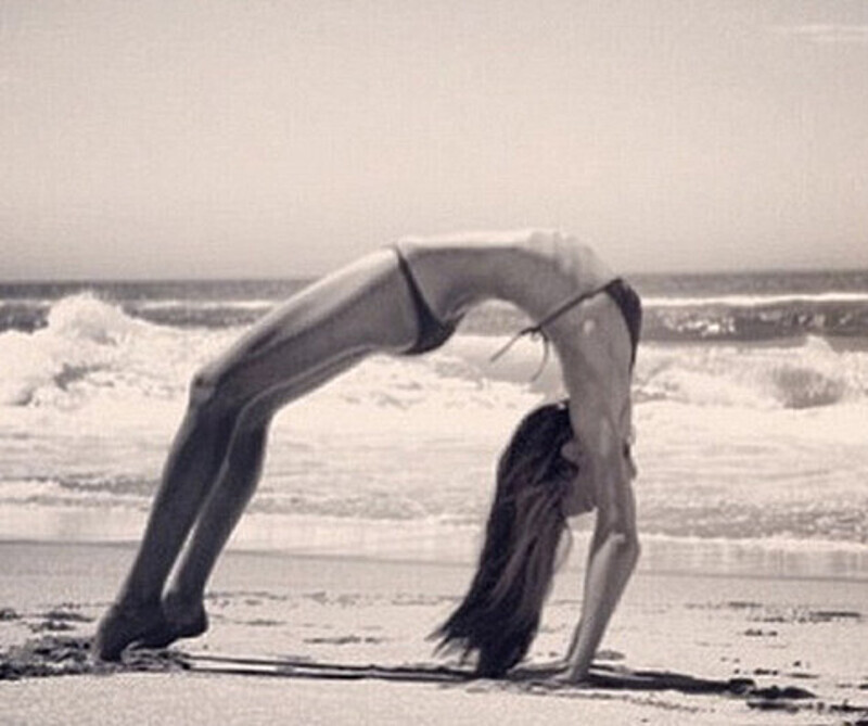 Миранда Керр занимается йогой на свежем воздухе. Фото: Instagram.com.