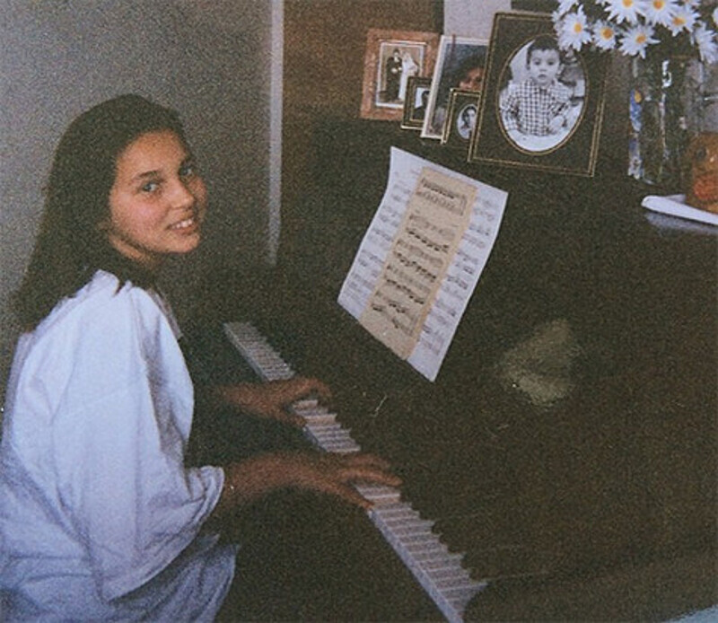 Алсу с детства занимается музыкой. Фото: Instagram.com/alsou_a.