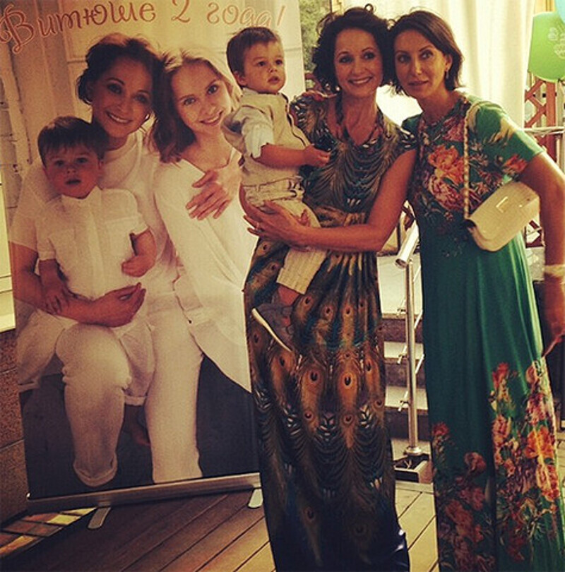 «А вот и именинник - мой крестник Виктор!» - сообщила читателям своего микроблога Алика Смехова. Фото: Instagram.com/alika_smekhova.