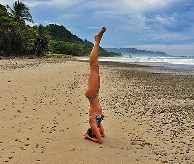 Жизель Бундхен может выполнить самые сложные асаны. Фото: Instagram.com.