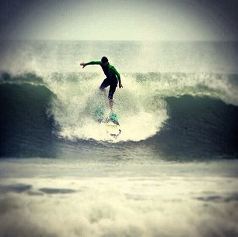 На съемках второй части фильма «Духless» Даниле Козловскому пришлось осваивать серфинг. Фото: Instagram.com/sergeiminaev.